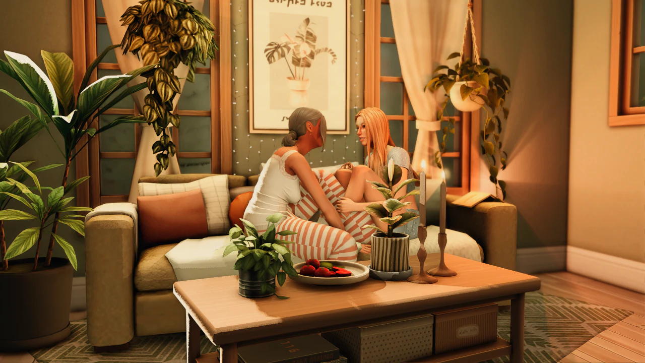 Zwei Sims sitzen in einem warm eingerichteten Wohnzimmer zusammen